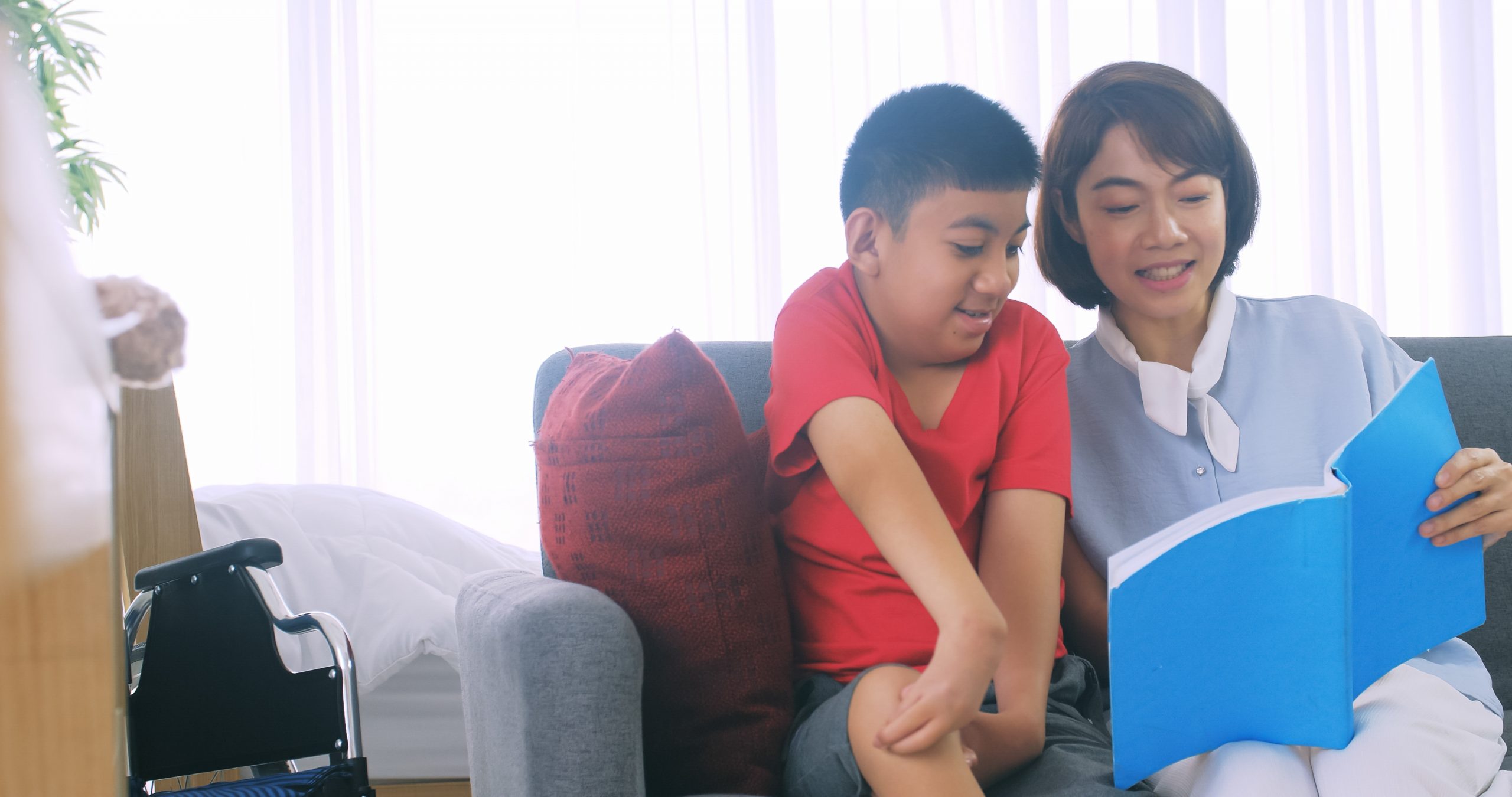 Familia feliz con madre e hijo discapacitado pasando tiempo juntos en casa.